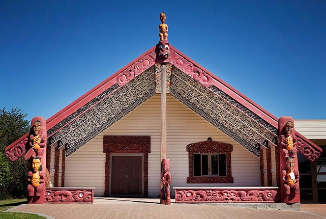 Kei mua tonu i tētahi wharenui, he rangi takō