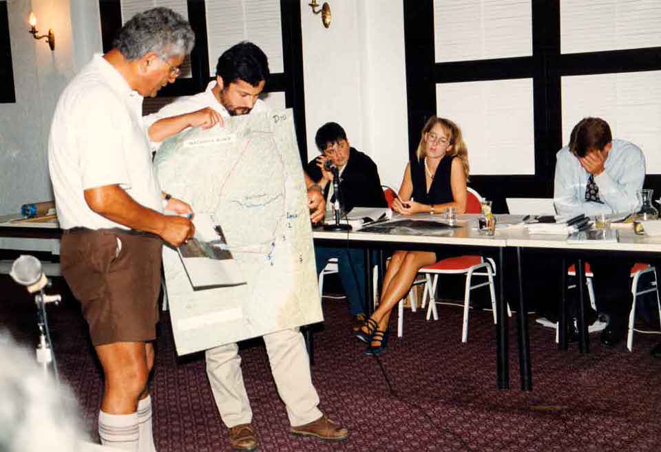 Ngāti Awa hapū present their raupatu stories to wider Ngāti Awa iwi and the Waitangi Tribunal as part of Ngāti Awa’s Treaty claims process, 1994.