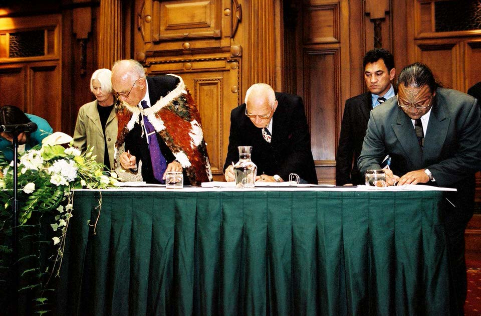 Ko Ngāti Awa kai te Paremata mō te hainatanga o te Whakaaetanga Whakataunga o Ngāti Awa, 2003. He pikitia nā Te Rūnanga o Ngāti Awa