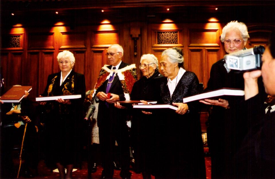 Kai ngā kaumātua o Ngāti Awa ngā kape o ngā Pukapuka Meneti o Whakatāne i te Paremata, 2003. He pikitia nā Te Rūnanga o Ngāti Awa