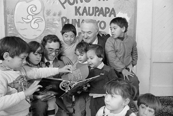 Eddie Durie and Paul Temm reading to children.